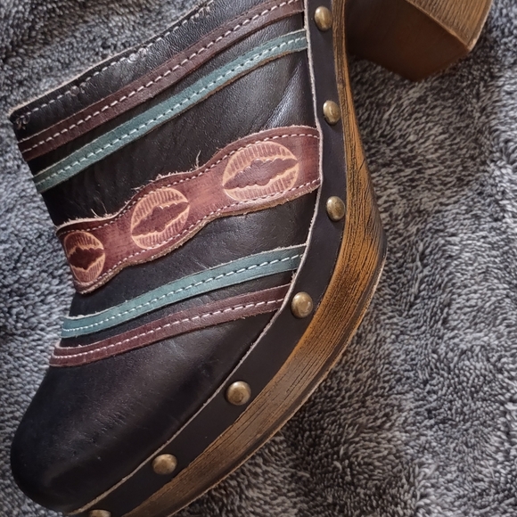 Spring Step Shoes - Picture 2 of 9